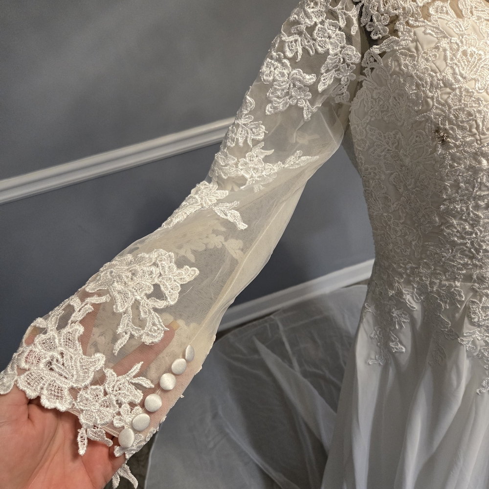 Elegant White Lace Wedding Dress - Picture 4 of 9
